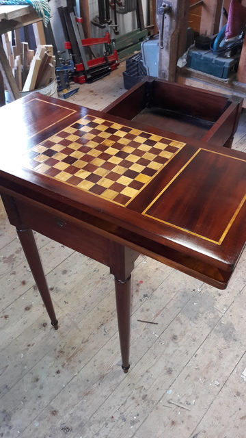 Restauration d'une table à jeux en acajou à Pessac