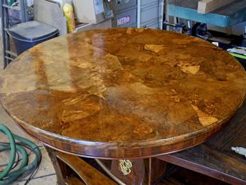 Restauration d'une table ronde monopode à Pessac