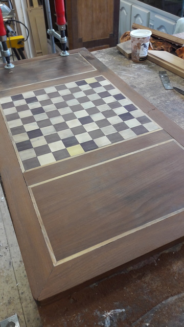 Restauration d'une table à jeux en acajou à Pessac