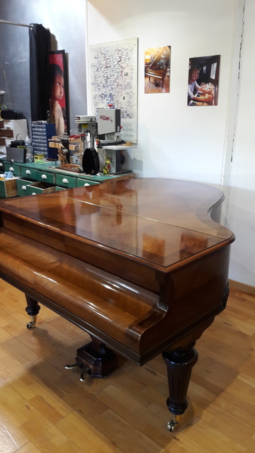 Restauration d'un couvercle de piano vernis tampon à Pessac