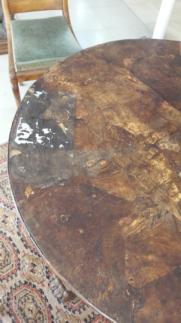 Restauration d'une table ronde monopode à Pessac Restauration d'une table ronde monopode à Pessac