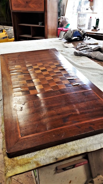 Restauration d'une table à jeux en acajou à Pessac Restauration d'une table à jeux en acajou à Pessac