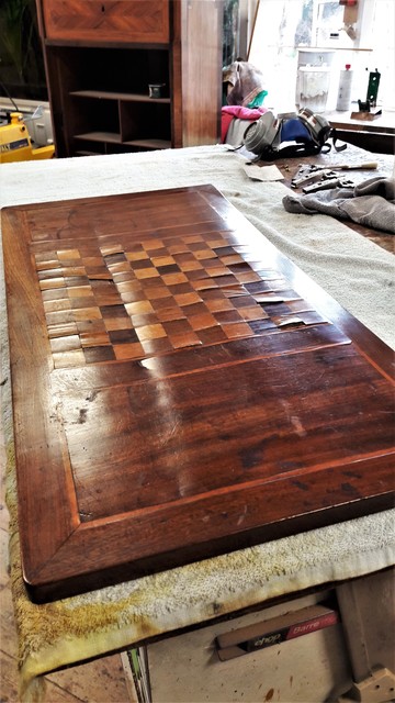 Restauration d'une table à jeux en acajou à Pessac